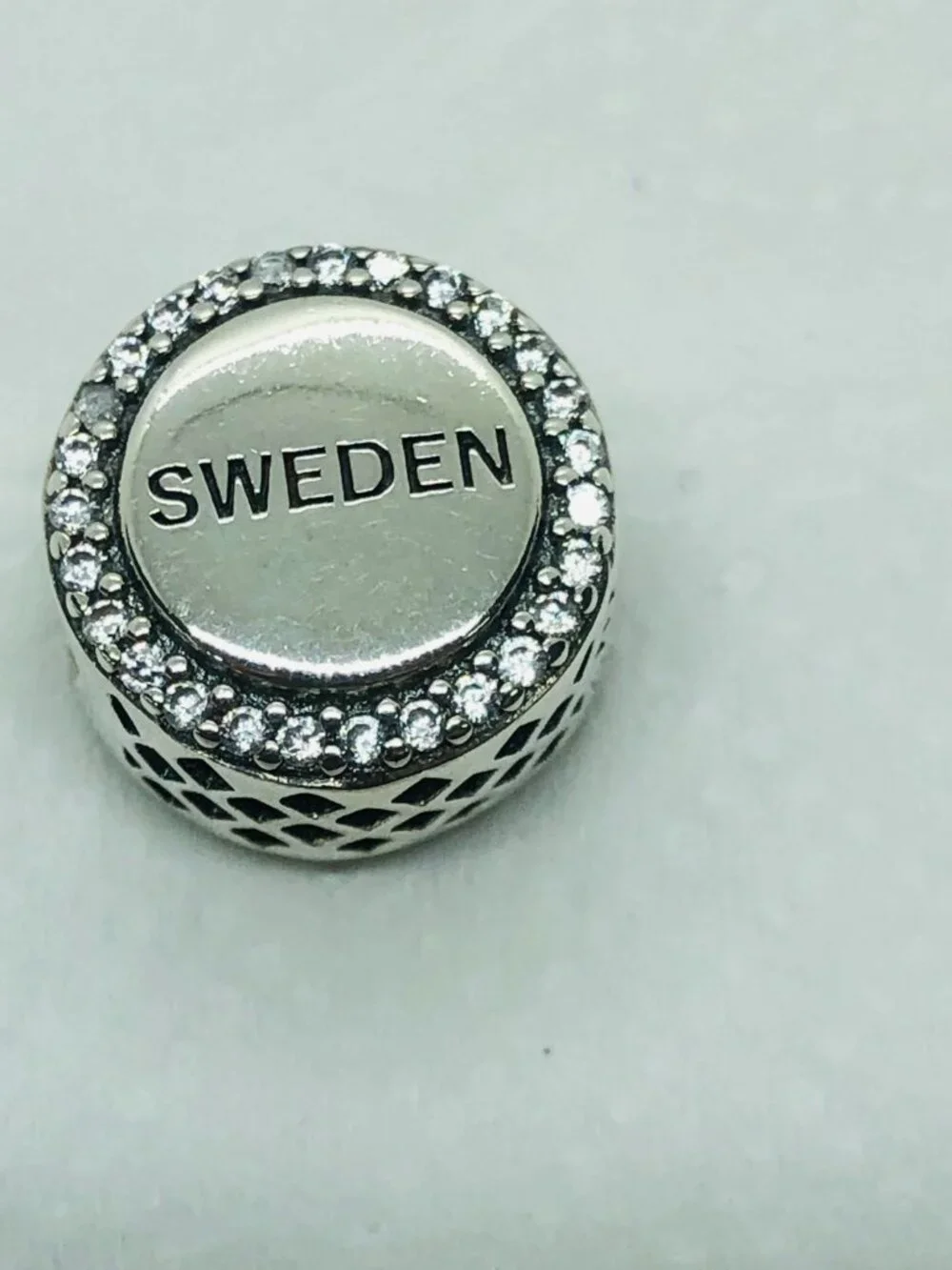 ✨ ✨Pandora Country Of Sweden Exclusive Flag Round Sparkling Charm